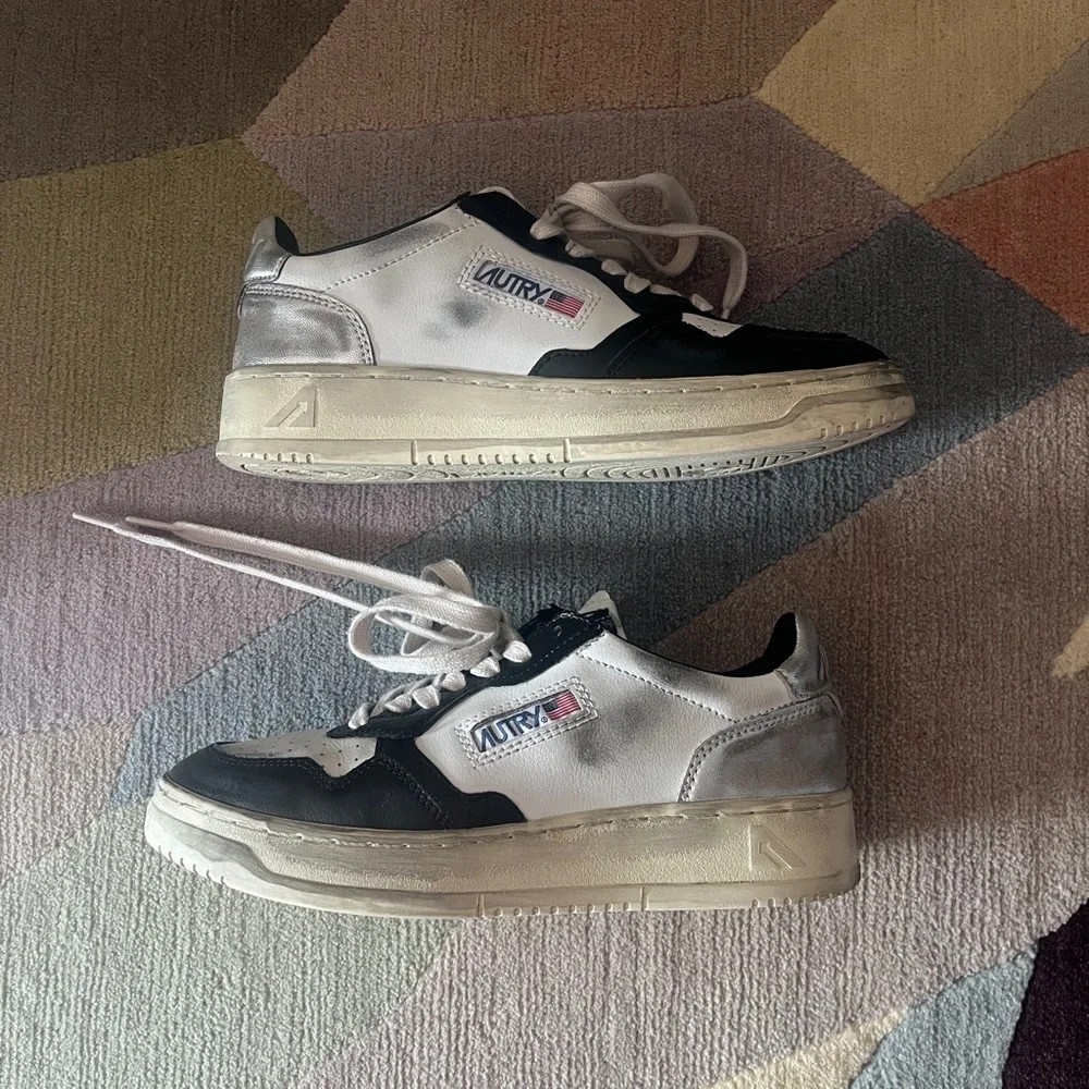 Autry Medalist Low Super Vintage Sneakers—White & Black Sliver